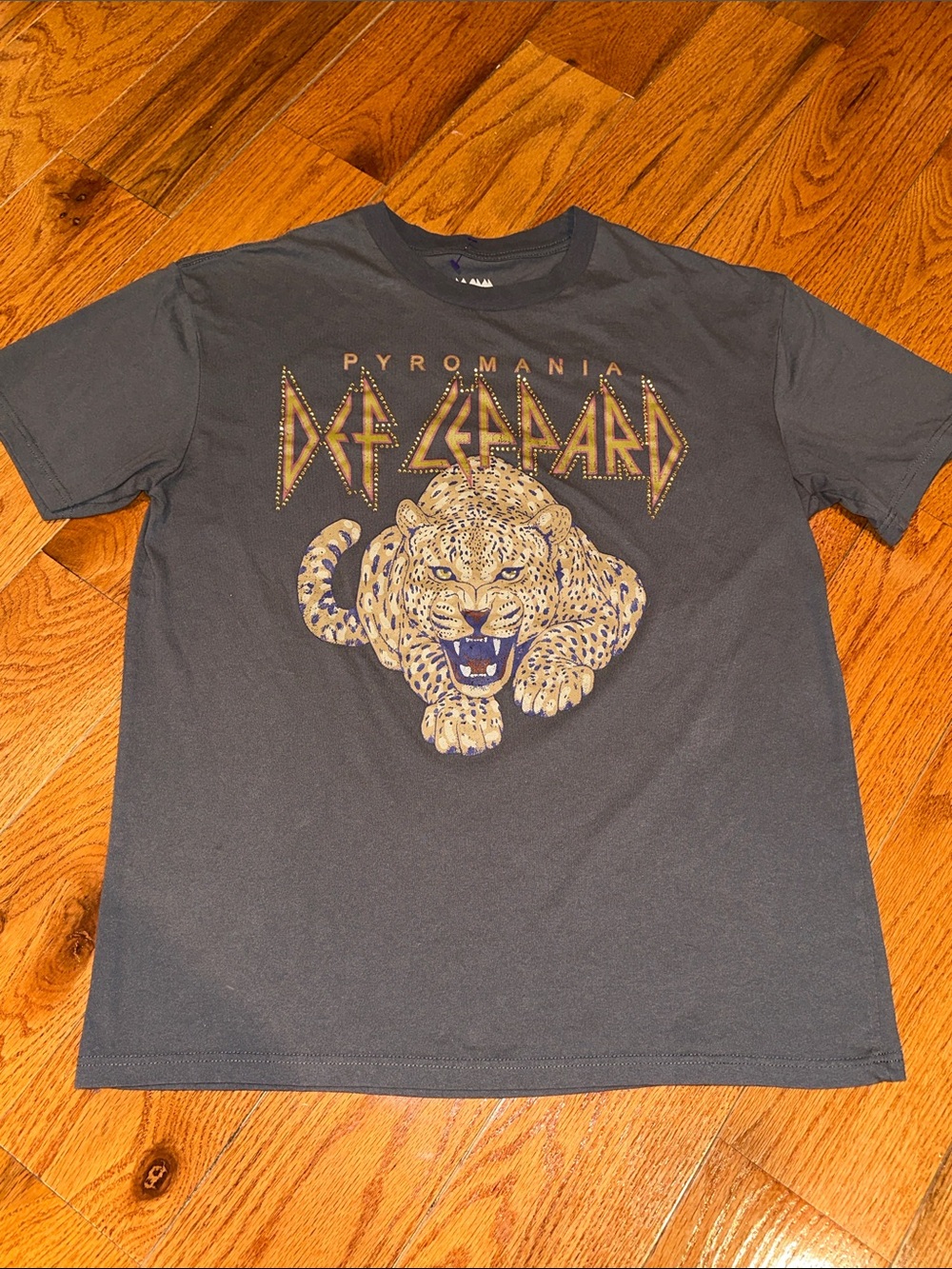 Def Leppard Women’s Gray Gold Rhinestones Band Tee Size Large